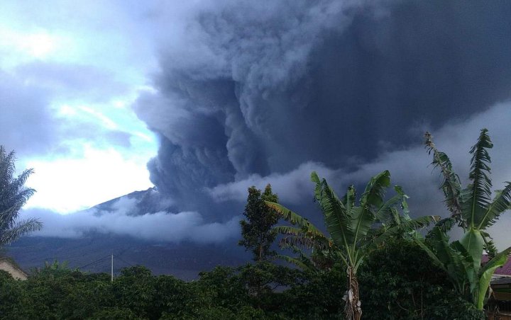 Gunung Sinabung Kembali Erupsi Usai 'Tidur' Selama Setahun Lebih, 4 Kecamatan Diselimuti Abu