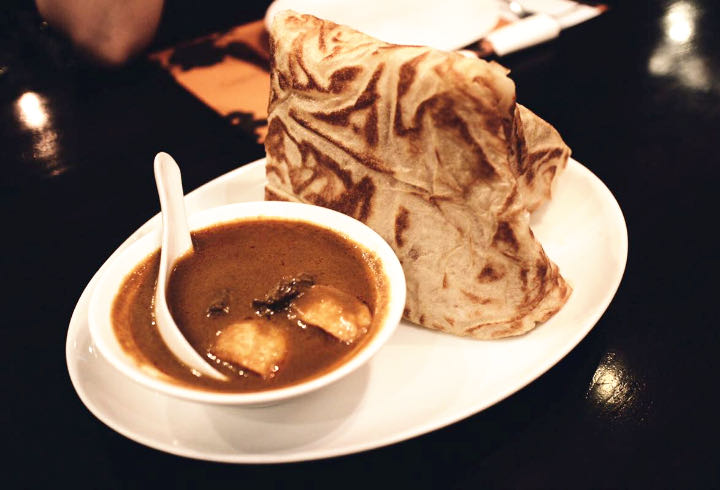 Roti Canai dengan Cocolan Saus Kari yang Nikmat