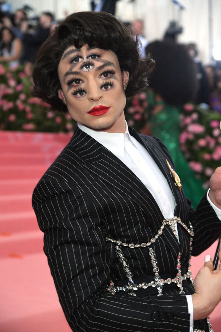 Ezra Miller Tampil dengan 7 Mata di Met Gala 2019