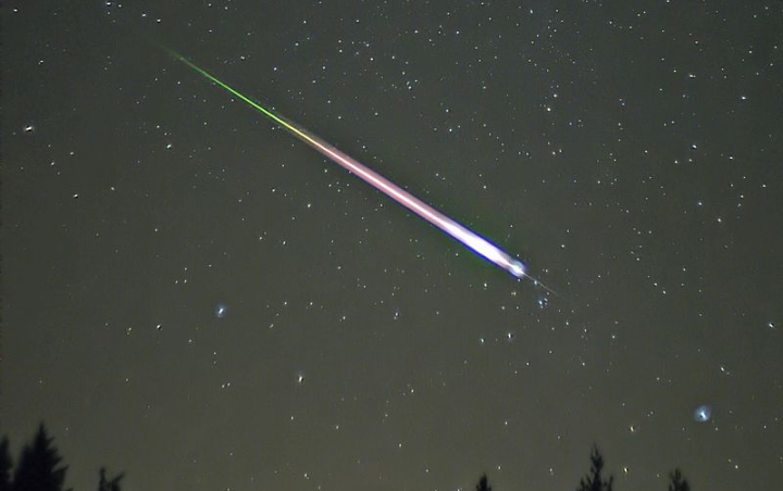 Heboh Fenomena Meteor Jatuh Terekam di Langit Kalimantan Tengah Buat Warga Takjub