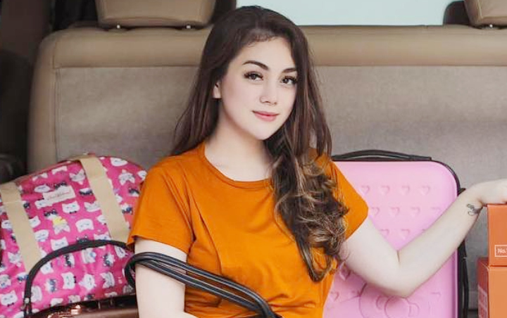 Celine Evangelista Bergamis dan Berkerudung Kembali Bikin Heboh, Dituding Mualaf Hingga Alasan Ini