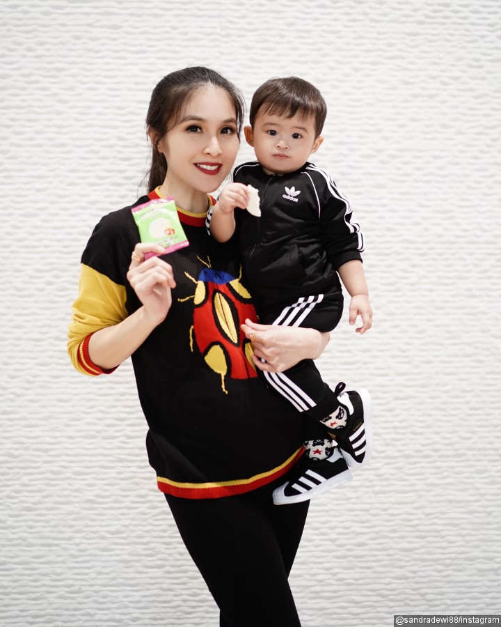 Pakai Setelan Serba Hitam, Perut Buncit Sandra Dewi Sedikit Terlihat