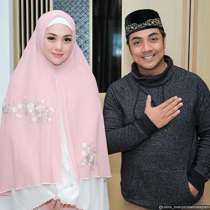 Celine Evangelista Cantik Berhijab Bareng Ustaz Riza Muhammad