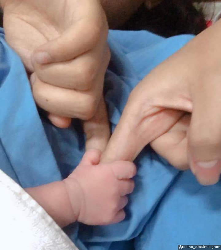 Umumkan Kelahiran Lewat Foto Manis Genggaman Tangan Sang Putri