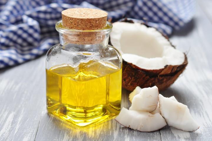 Kumur dengan Minyak Kelapa Alami