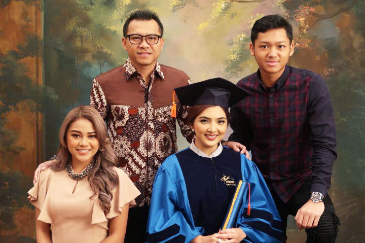 Bahagia Foto Bareng di Wisuda S2 Ashanty