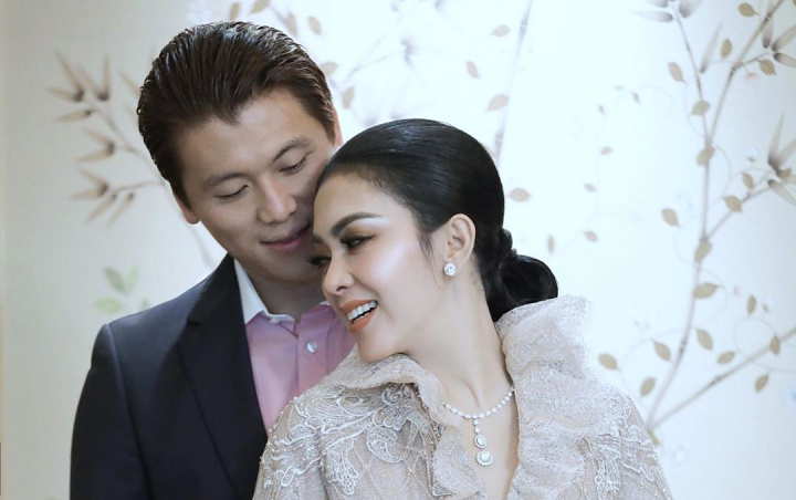 Syahrini Bagikan Momen Religius Suami Zikir, Netter Soroti Cara Reino Barack Pegang Tasbih