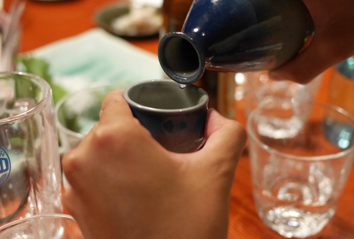 Jangan Menuangkan Minuman untuk Diri Sendiri