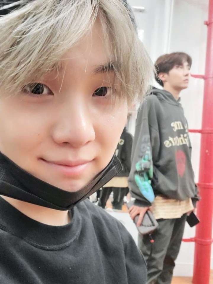 Suga BTS Selfie Tanpa Make Up, Kulit Bersih dan Mulus Bikin Cewek-Cewek Iri