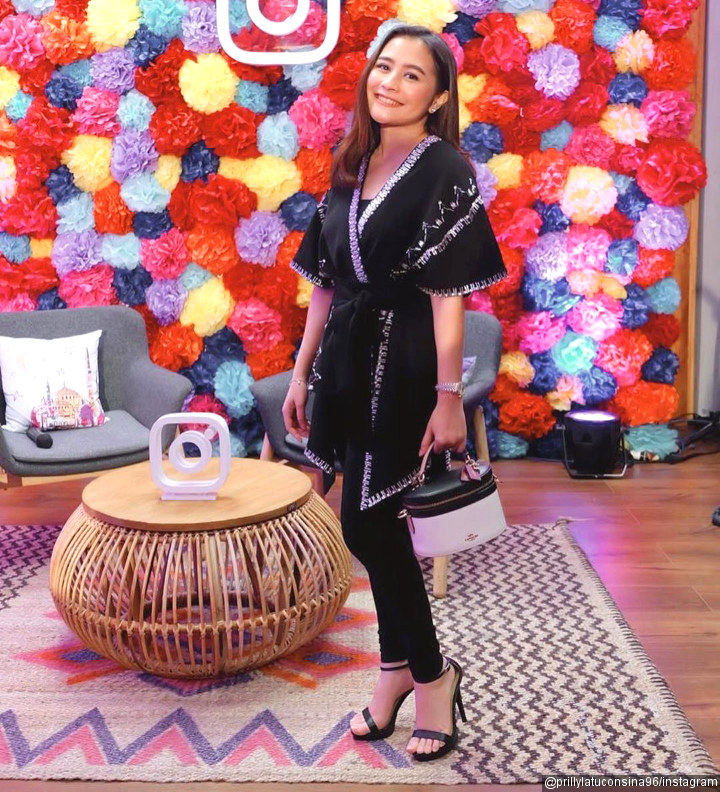 Prilly Latuconsina Simpel Pakai Kostum Serba Hitam