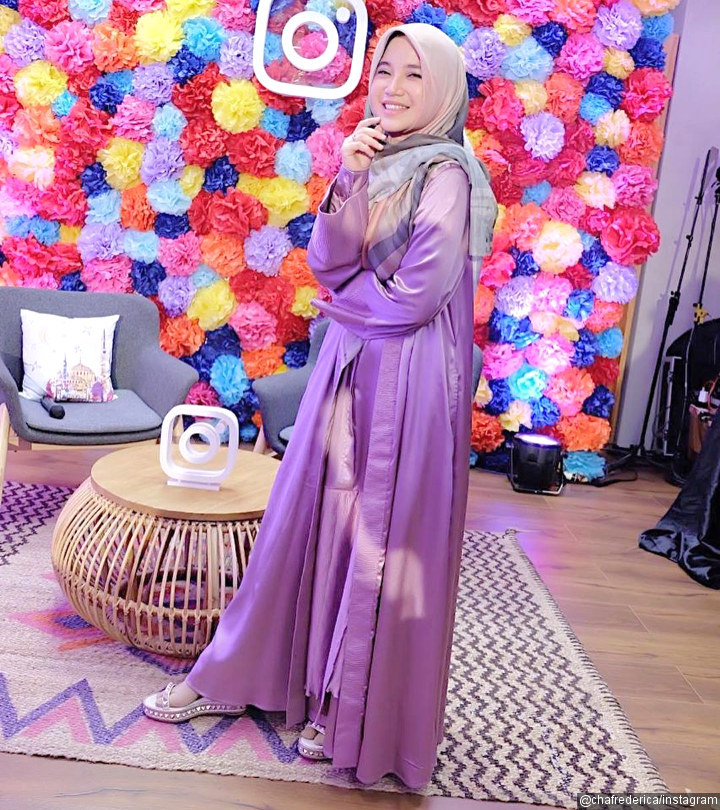 Cantik Muslimah Pakai Gamis Berbahan Satin Ala Chacha Frederica