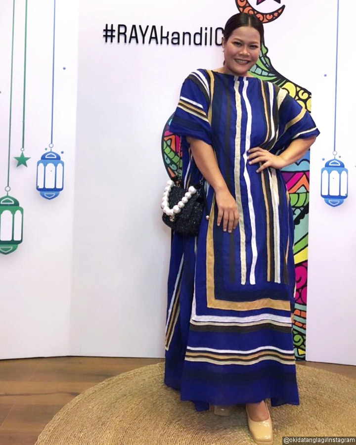 Okky Lukman Tampil Kece Memakai Kaftan Simpel Bergaris
