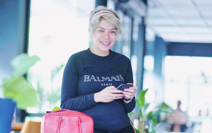 Nikita Mirzani memang dikenal sebagai artis sombong yang kerap memamerkan kekayaannya ke publik. Kali ini, ia kembali memamerkan kesombongan bersama buah hati ketiganya.