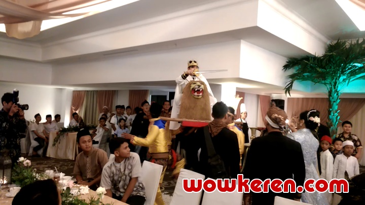 Putra Pertama Paramitha Rusady Naik Sisingaan
