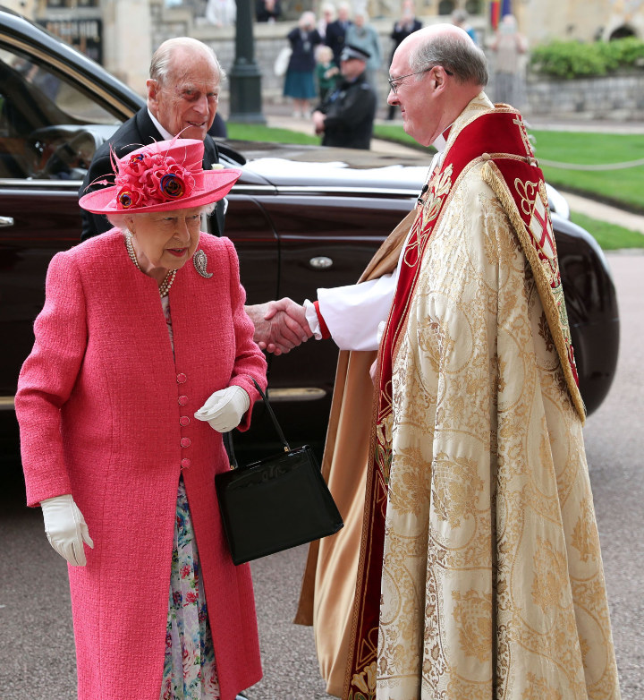 Ratu Elizabeth II Tampil Cantik dengan Busana Pink Cerah