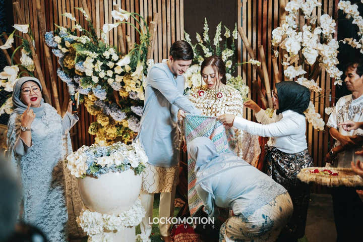 Eryck Amaral Antusias Memasukkan Kelapa Gading ke Sarung Calon Ibu