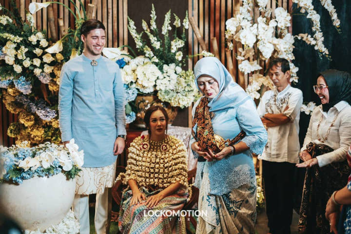 Acara Dilanjutkan dengan Prosesi Menggendong Kelapa Gading