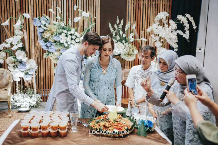 Aura Kasih dan Eryck Amaral Memotong Tumpeng