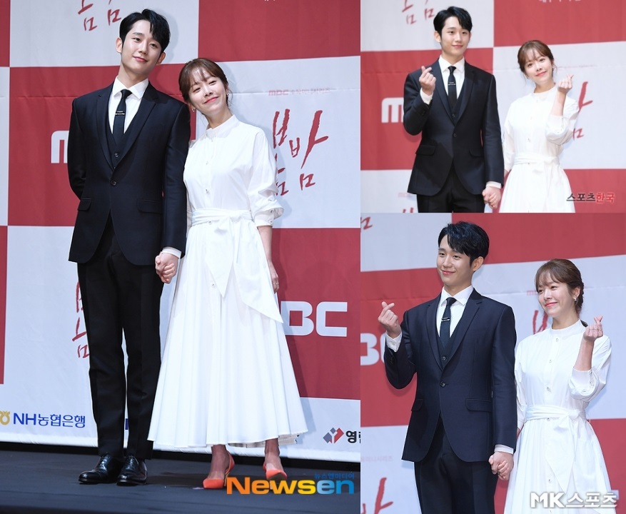 Jung Hae In dan Han Ji Min Gandengan Erat di Jumpa Pers \'Spring Night\'