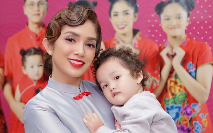 Baru 2 Tahun, Putri Bungsu Ussy Sulistiawaty Hobi Make Up dan Mahir Pakai Lipstik
