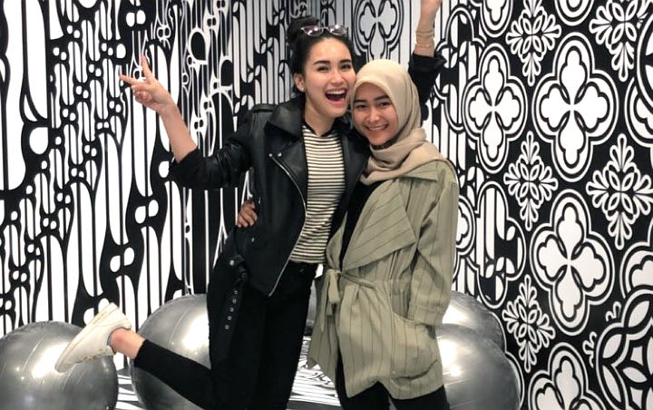 Foto Bareng Pacar Sang Adik, Ayu Ting Ting Kena Tegur Gara-Gara Posisi Tangan