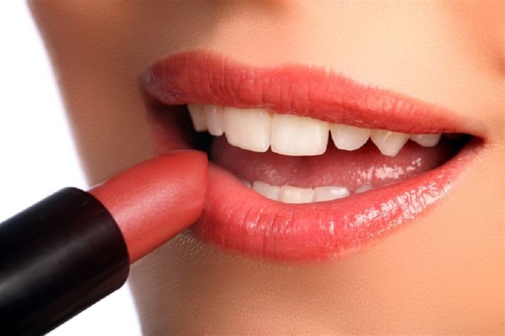 Penggunaan Lipstik yang Kedaluwarsa dan Tertinggal di Bibir