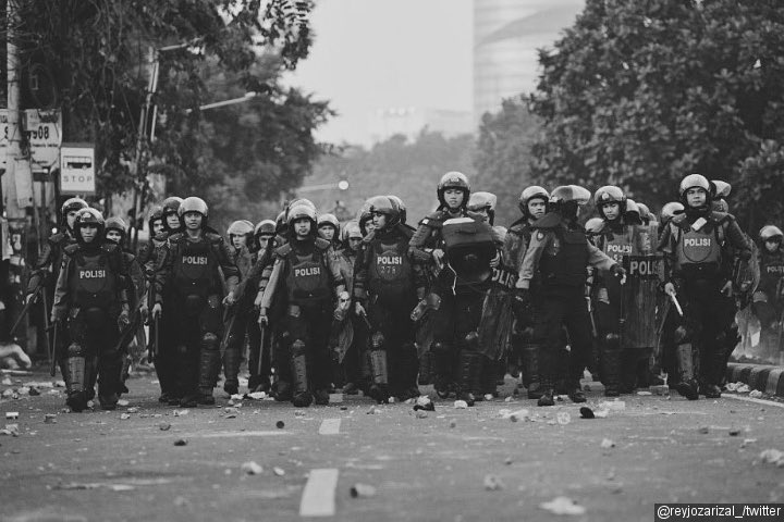 Tidak Kenal Takut Hadang Massa