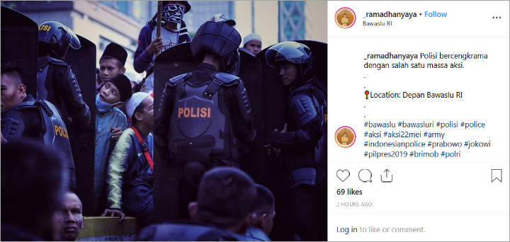 Upayakan Damai, Petugas Bercengkerama dengan Massa Aksi 22 Mei