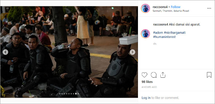 Sudah Kelelahan, Anggota Brimob Istirahat di Pinggir Trotoar