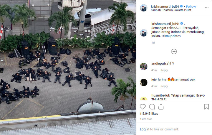 Anggota Brimob Tidur dengan Alas Seadanya