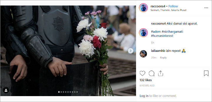 Berjaga Sambil Memegang Bunga dari Massa Aksi 22 Mei
