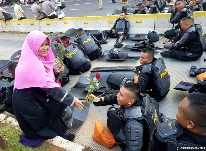 Tersenyum Manis Saat Mendapat Bunga dari Salah Satu Massa Aksi 22 Mei