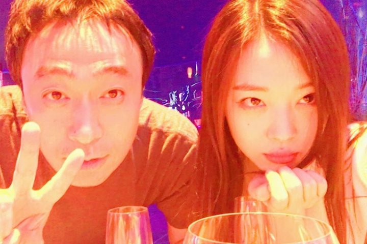 Sulli Justru Cuek dan Tak Merasa Salah Usai Foto Bareng Aktor Senior Jadi Kontroversi