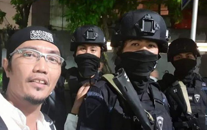 Identitas Anggota Brimob Tampan yang Viral Dituduh WNA Terungkap, Warganet Kocak Tanya Skin Care