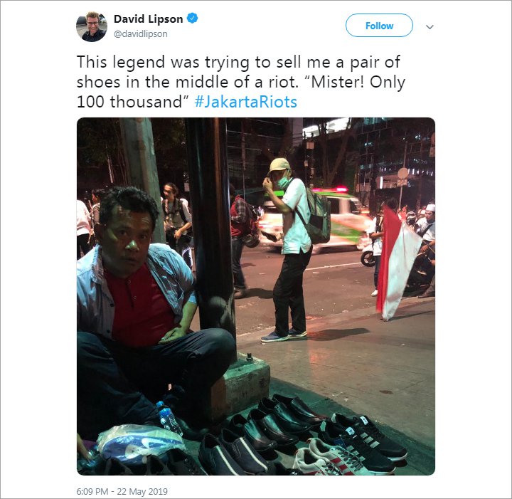 Heboh Rusuh Aksi 22 Mei, Pria Ini Malah Santai Jual Sepatu di Tengah Kericuhan