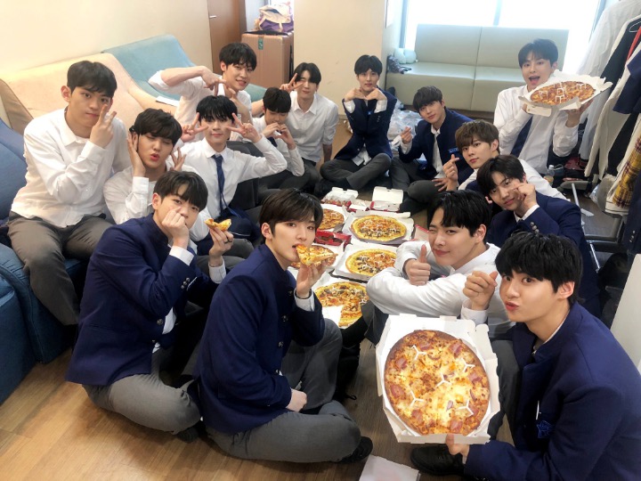 Ditraktir Lee Dong Wook Makan Pizza, Seperti Ini Senangnya Peserta \'Produce X 101\'