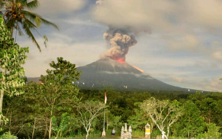 Gunung Agung Erupsi Lagi Sebabkan Dua Kabupaten Hujan Abu Hingga Sejumlah Penerbangan Dibatalkan
