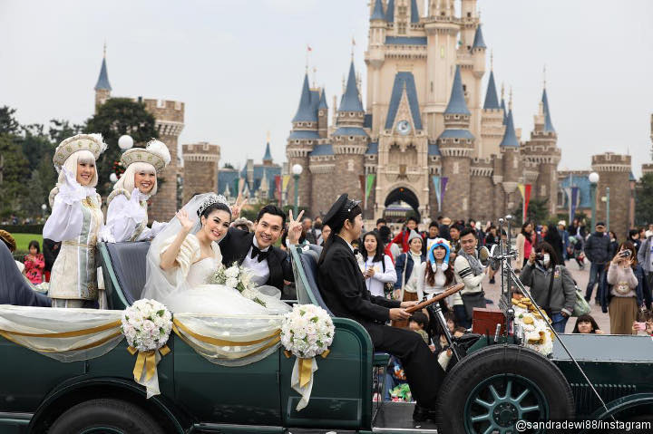 Keliling Istana Pakai Kereta Kencana Ala Pasangan di Film Disney