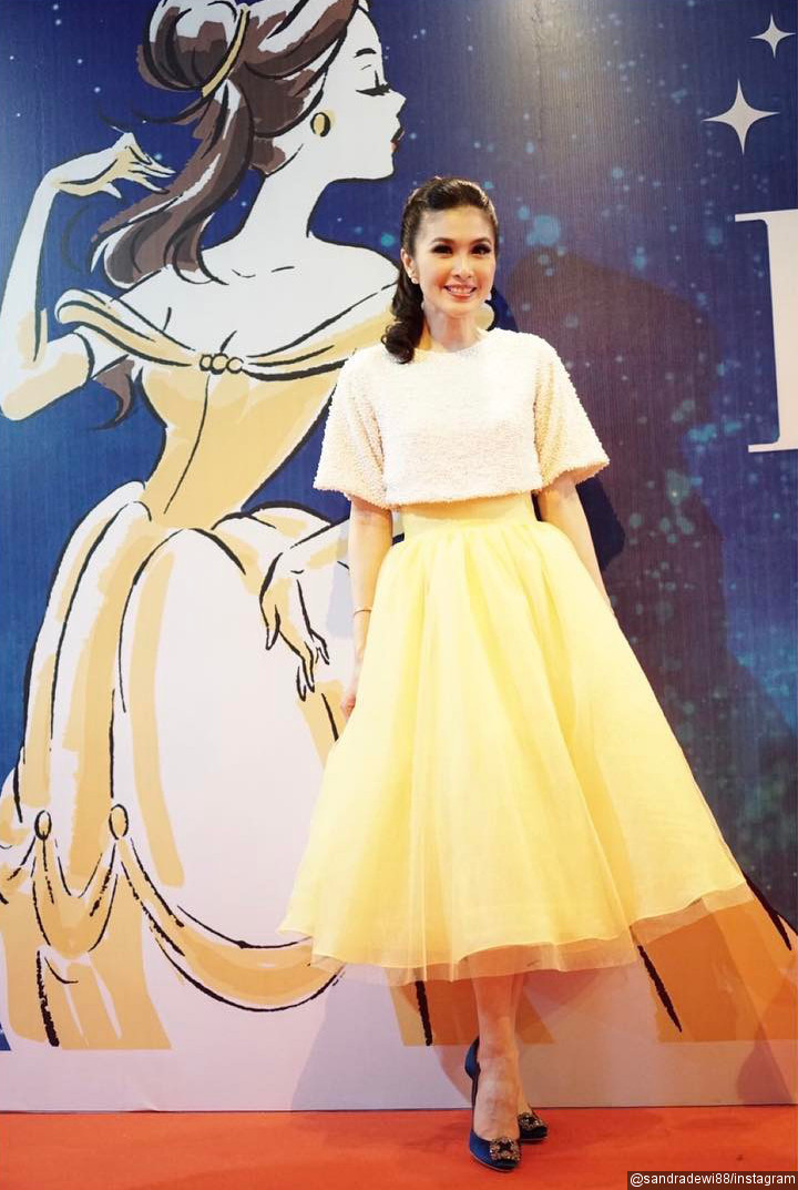 Tampil Ala Princess Belle Saat Jadi MC Acara Disney Indonesia