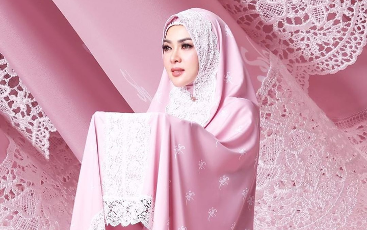 Mukena Mewah Jualan Syahrini Hampir Ludes Terjual, Netter 