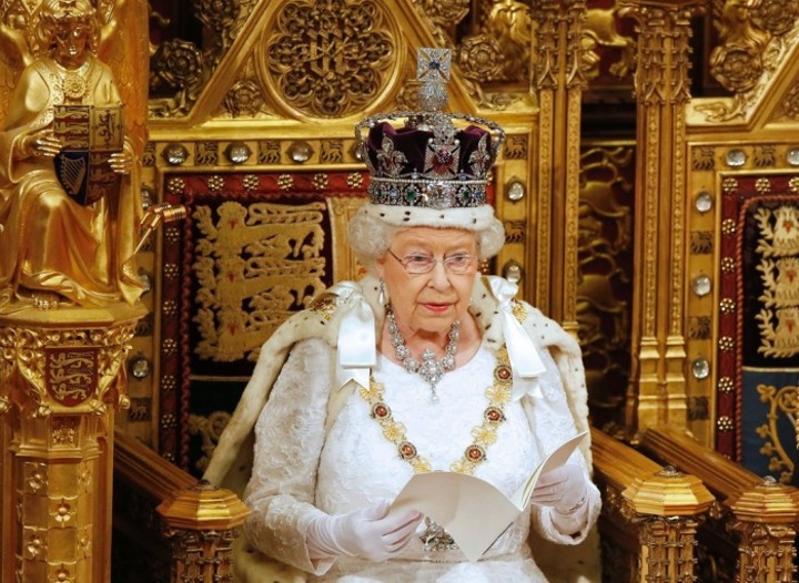 Rakyat Inggris Tak Ingin Sang Ratu Turun Takhta