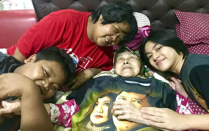 7 Tahun Lumpuh, Aminah Cendrakasih 'Mak Nyak' Habiskan Waktu Untuk Zikir
