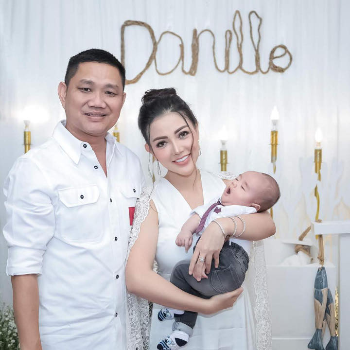 Kompak Serba Putih Saat Gelar Aqiqah Putra Pertama