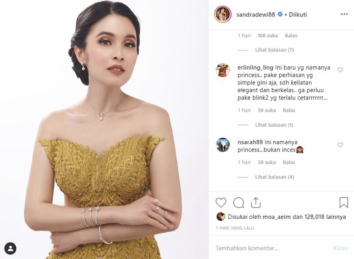 Sandra Dewi Cantik Pakai Baju Emas