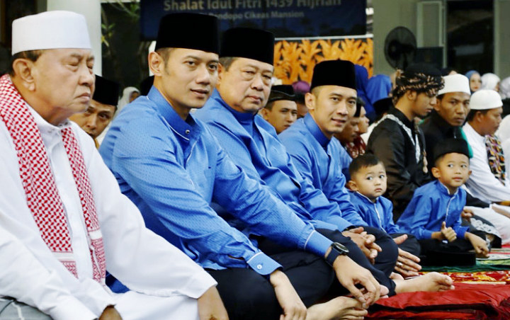 AHY-Ibas Salat Id di Masjid Al Istiqomah, SBY Absen Karena Kelelahan
