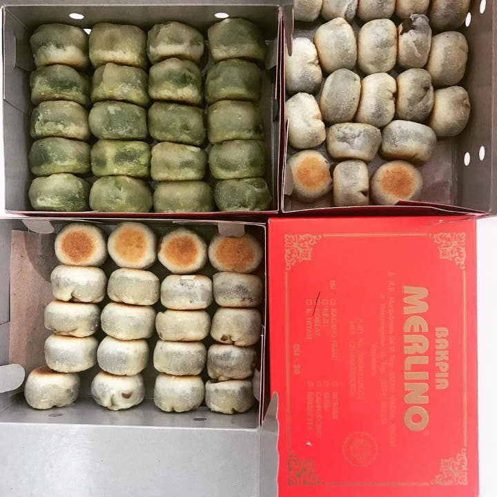 Bakpia Merlino dengan Kemasan Merah Menyala