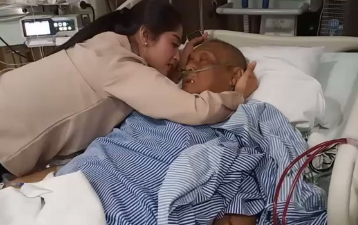 Dewi Persik Peluk Ayah