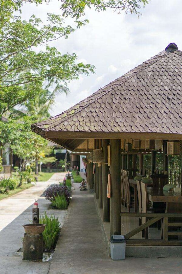 Kampung Nirwana, Tempat Makan Bernuansa Alam yang Menyediakan Taman Edukasi Buat Anak