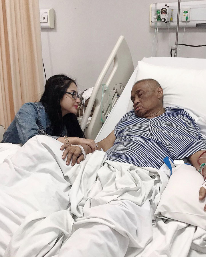Dewi Persik Temani Sang Ayah Selama Sakit