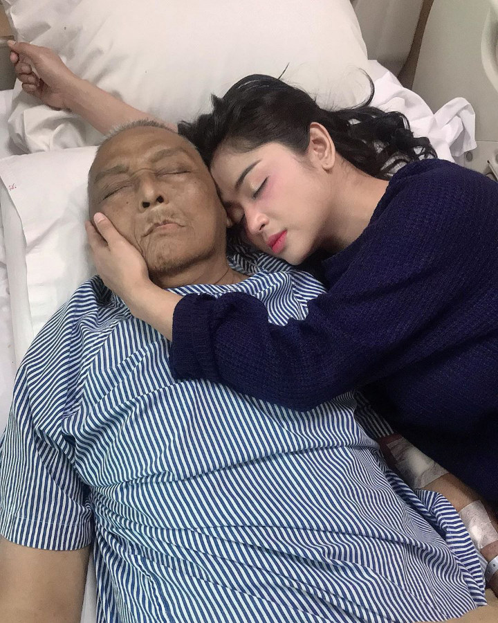 Tak Kenal Lelah, Dewi Persik Langsung Temani Sang Ayah Usai Bekerja